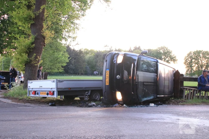 Bestelbus belandt op zijn kant