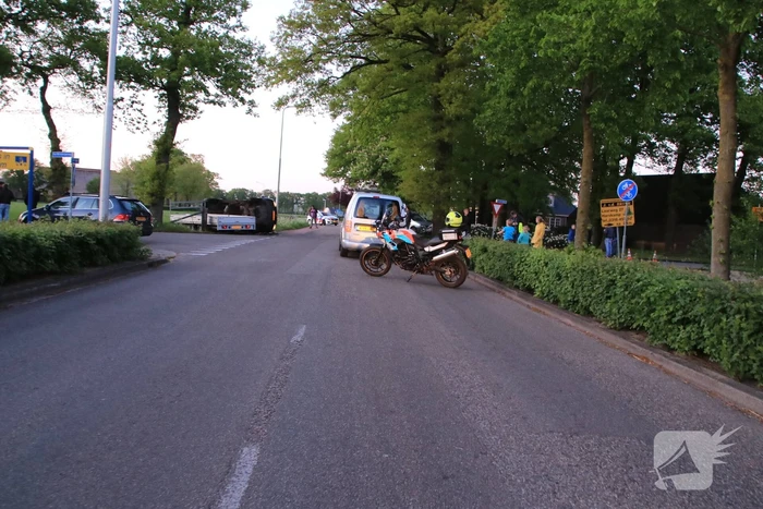 Bestelbus belandt op zijn kant