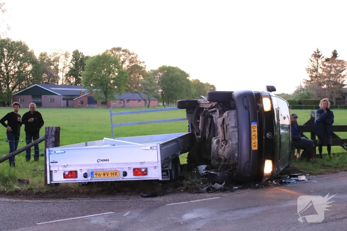 Bestelbus belandt op zijn kant