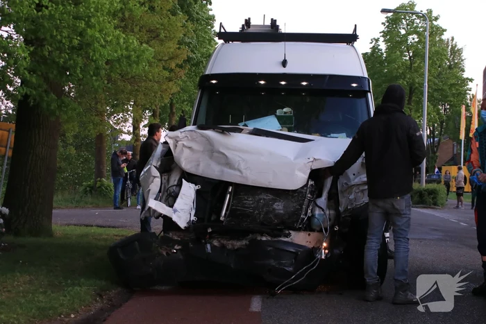 Bestelbus belandt op zijn kant