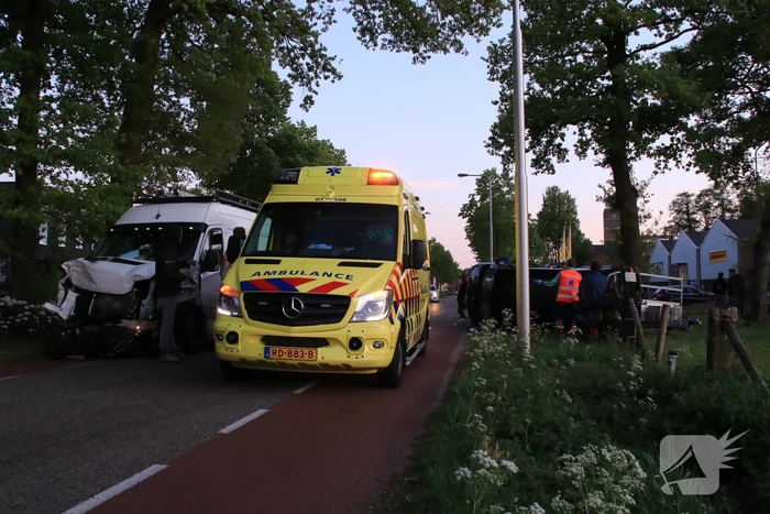 Bestelbus belandt op zijn kant