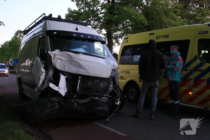 Bestelbus belandt op zijn kant