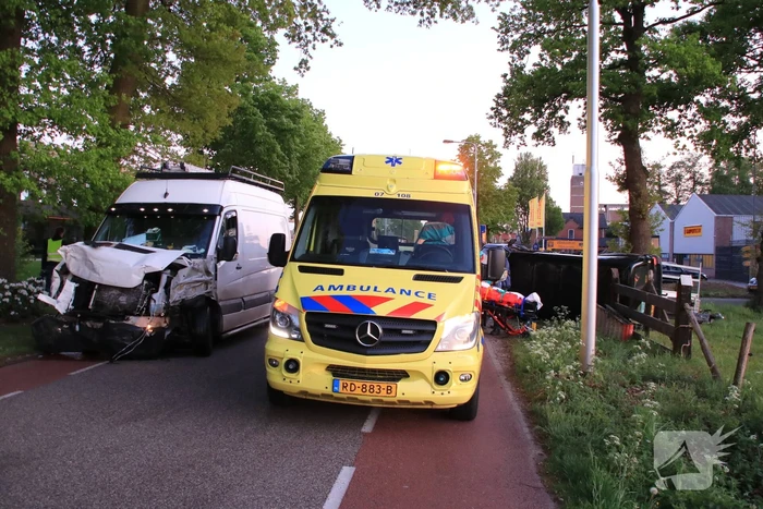 Bestelbus belandt op zijn kant