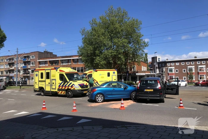 Forse schade na aanrijding op kruising