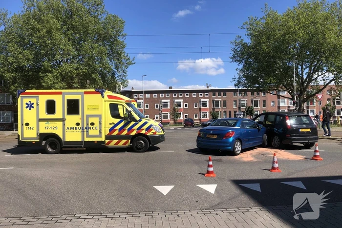 Forse schade na aanrijding op kruising