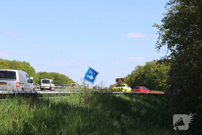 Automobilist rijdt verkeersbord uit de grond