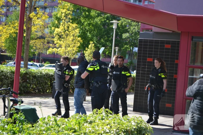 Flat omsingeld na bedreiging met vuurwapen
