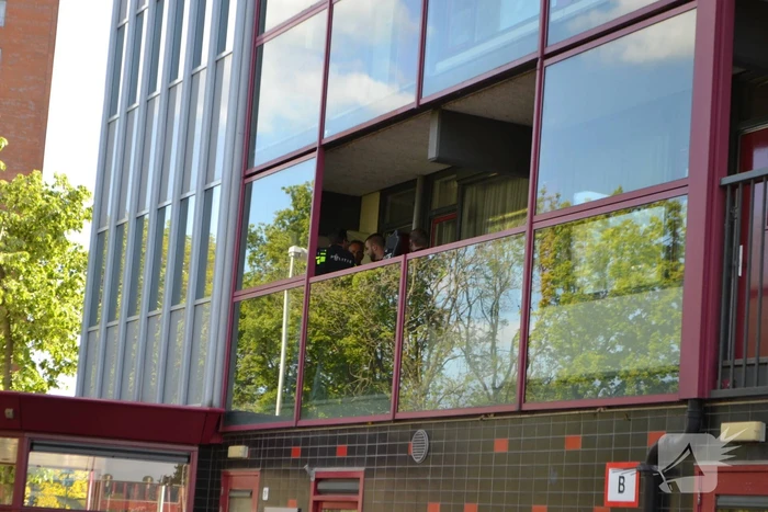 Flat omsingeld na bedreiging met vuurwapen