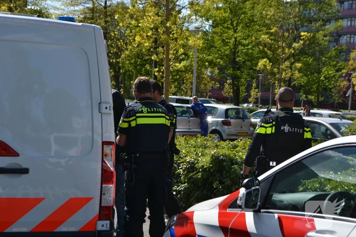 Flat omsingeld na bedreiging met vuurwapen
