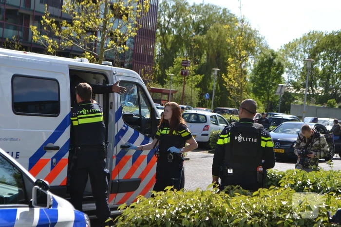 Flat omsingeld na bedreiging met vuurwapen