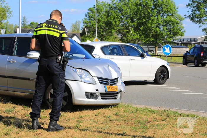 Twee auto's in botsing op kruising