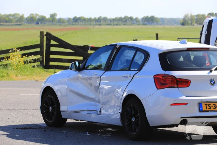 Twee auto's in botsing op kruising