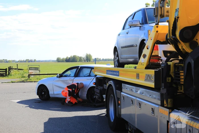 Twee auto's in botsing op kruising