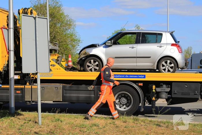 Twee auto's in botsing op kruising