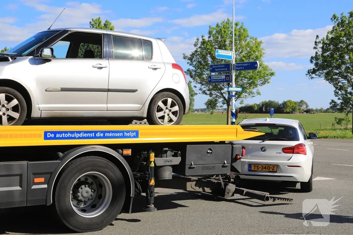 Twee auto's in botsing op kruising