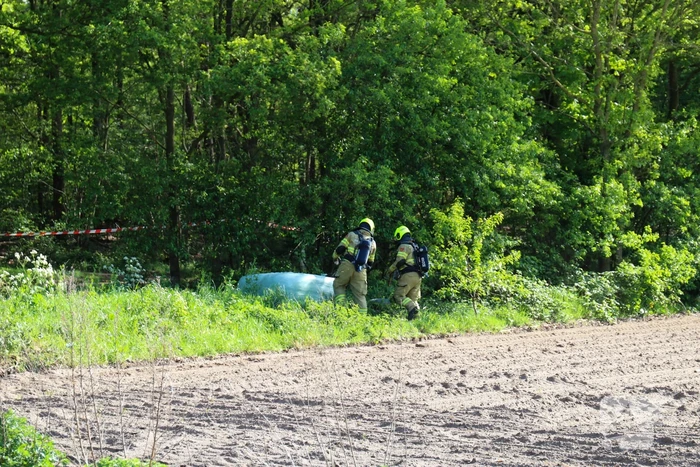Meerdere vaten met vermoedelijk drugsafval aangetroffen in bos