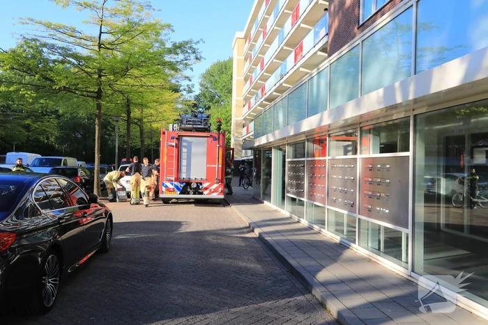Kindje vast met voet aan balustrade flat