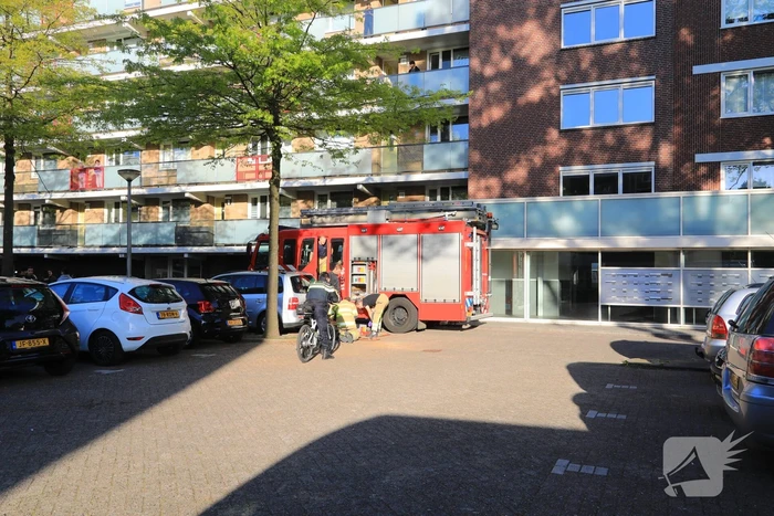 Kindje vast met voet aan balustrade flat