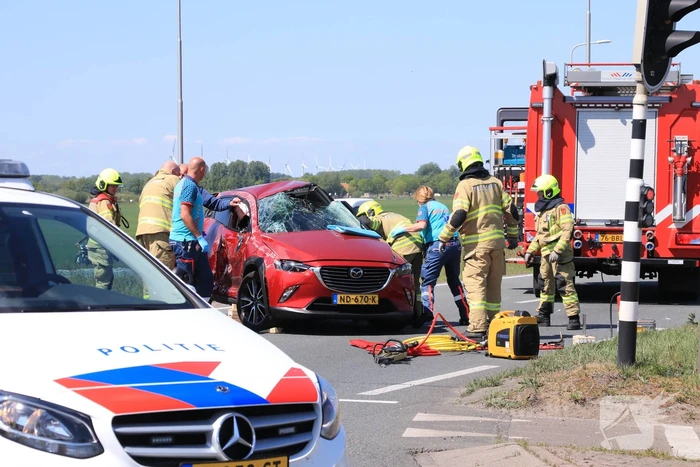 Grote ravage na botsing tussen bestelwagen en personenwagen