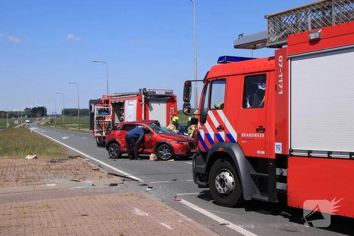 Grote ravage na botsing tussen bestelwagen en personenwagen