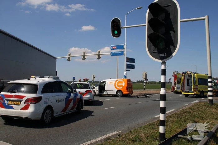 Grote ravage na botsing tussen bestelwagen en personenwagen