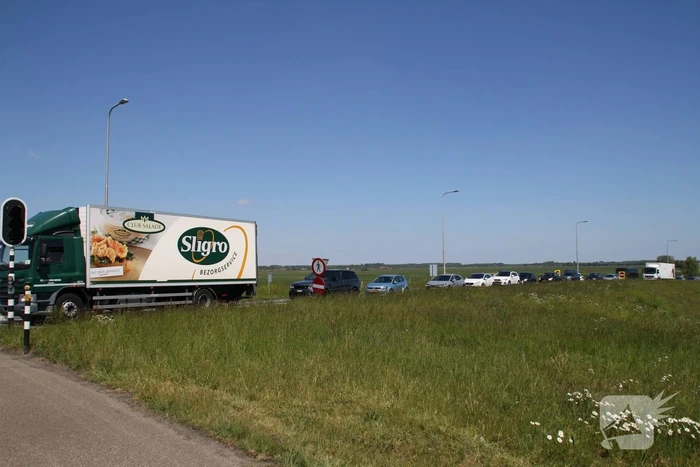 Grote ravage na botsing tussen bestelwagen en personenwagen