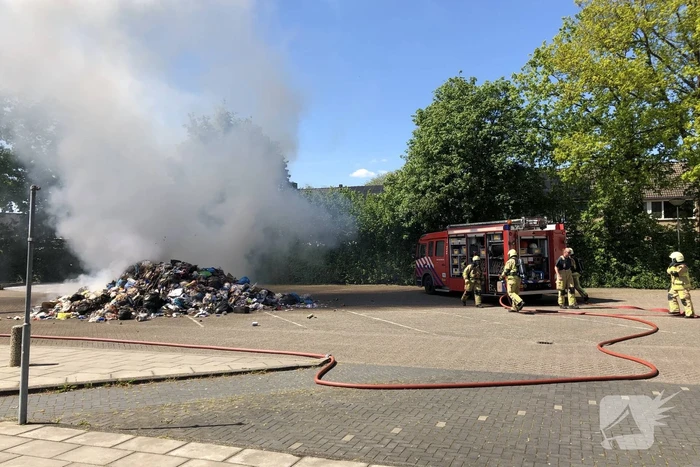 Restafval vliegt in brand in vuilniswagen
