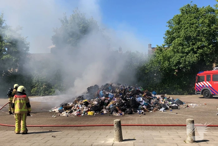 Restafval vliegt in brand in vuilniswagen