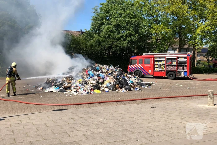Restafval vliegt in brand in vuilniswagen