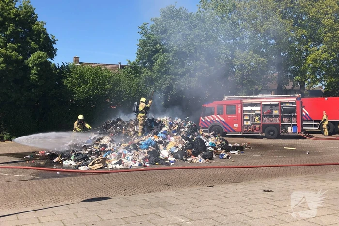 Restafval vliegt in brand in vuilniswagen