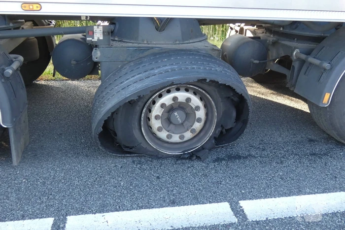 File na vrachtwagen met klapband