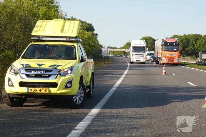 File na vrachtwagen met klapband