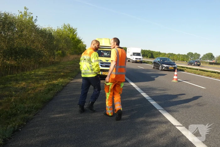 File na vrachtwagen met klapband