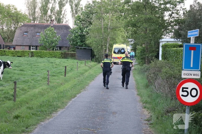 Vluchtende automobilist dumpt 13.500 euro in weiland