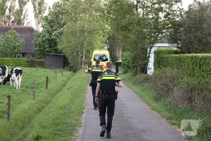 Vluchtende automobilist dumpt 13.500 euro in weiland