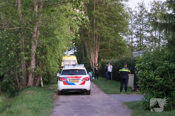 Vluchtende automobilist dumpt 13.500 euro in weiland