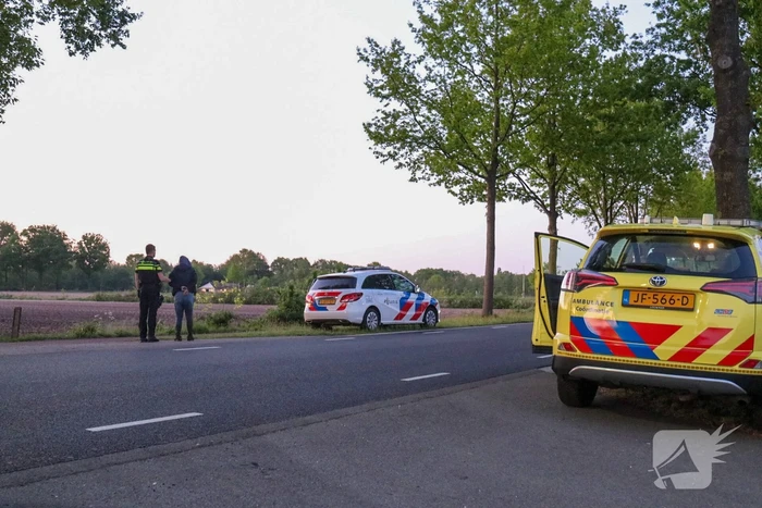 Vluchtende automobilist dumpt 13.500 euro in weiland