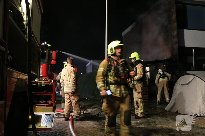 Veel vlammen na brand in schuur