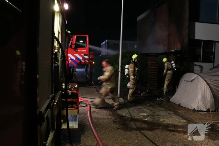 Veel vlammen na brand in schuur