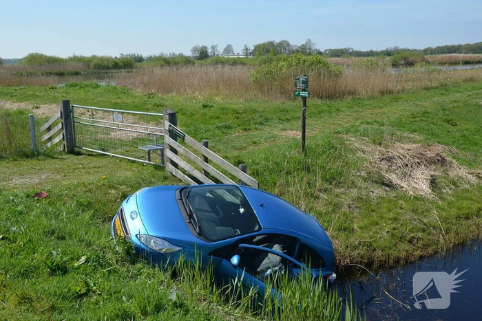 Auto's frontaal op elkaar, persoon gewond