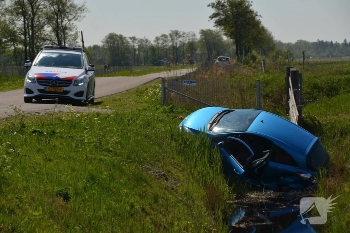 Auto's frontaal op elkaar, persoon gewond