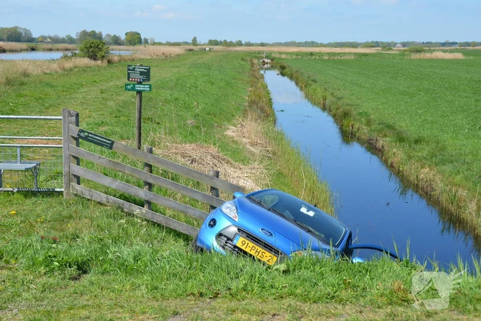 Auto's frontaal op elkaar, persoon gewond
