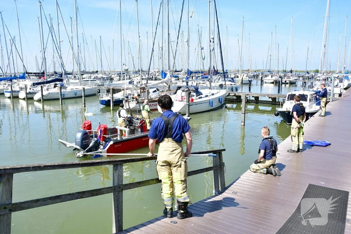 Zwaan raakt vast in visdraad bij Jachthaven Lelystad