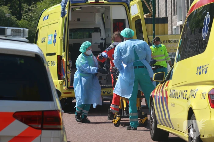 Man ernstig gewond op straat