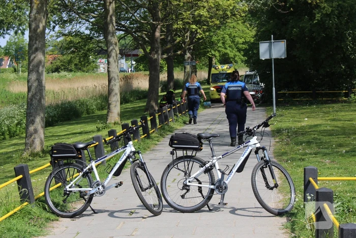 Twee fietsers botsen op fietspad