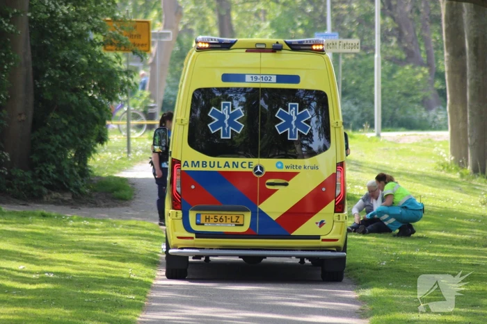 Twee fietsers botsen op fietspad