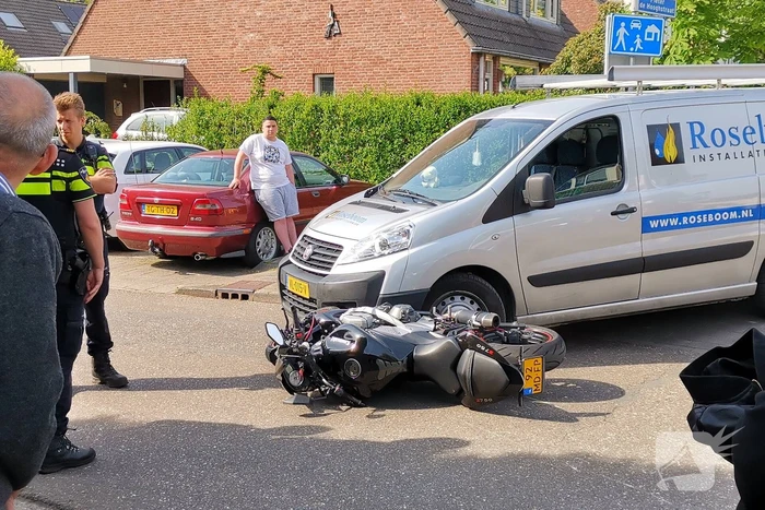 Motorrijder gewond na aanrijding met bestelbus