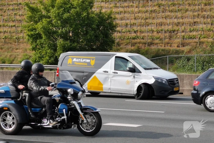Veel schade bij aanrijding op snelweg