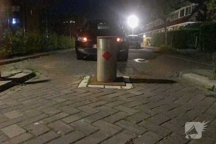 Automobilist botst tegen paal