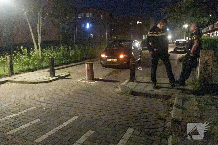 Automobilist botst tegen paal